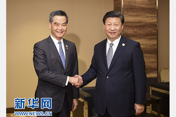 11月18日，國家主席習(xí)近平在菲律賓馬尼拉會見前來出席亞太經(jīng)合組織第二十三次領(lǐng)導(dǎo)人非正式會議的香港特別行政區(qū)行政長官梁振英。新華社記者謝環(huán)馳攝