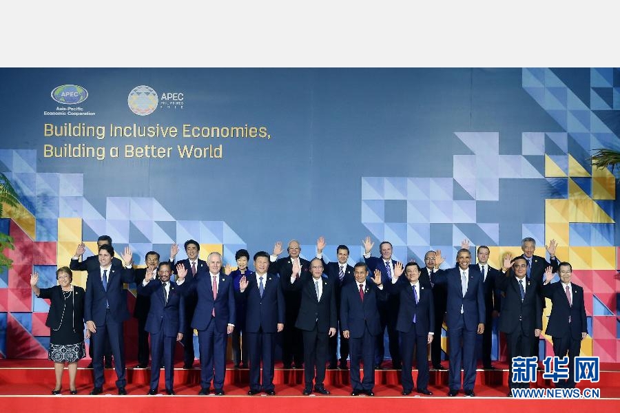 這是會議開始前，國家主席習(xí)近平同其他亞太經(jīng)合組織成員經(jīng)濟(jì)體領(lǐng)導(dǎo)人、代表合影。 新華社記者 姚大偉 攝