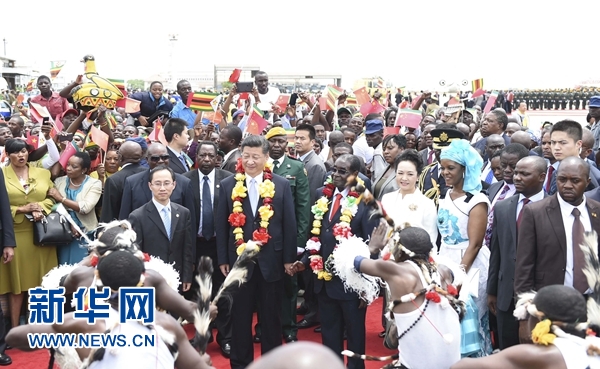 12月1日，中國國家主席習(xí)近平乘專機抵達津巴布韋首都哈拉雷，開始對津巴布韋進行國事訪問。津巴布韋總統(tǒng)穆加貝在機場舉行隆重歡迎儀式。這是當?shù)孛癖娞饸g快熱情的傳統(tǒng)舞蹈，歡迎習(xí)近平和彭麗媛到訪。新華社記者 謝環(huán)馳 攝 