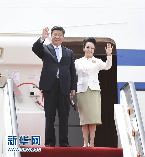 12月1日，中國國家主席習(xí)近平乘專機抵達津巴布韋首都哈拉雷，開始對津巴布韋進行國事訪問。津巴布韋總統(tǒng)穆加貝在機場舉行隆重歡迎儀式。這是習(xí)近平和夫人彭麗媛向歡迎人群揮手致意。新華社記者 謝環(huán)馳 攝 