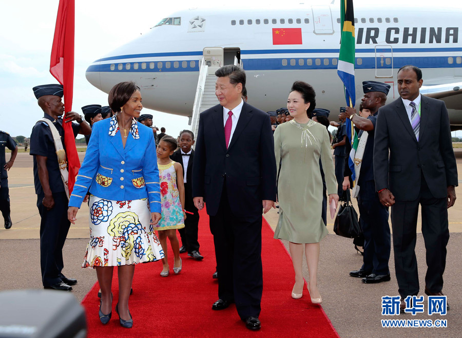 12月2日，國家主席習近平抵達南非首都比勒陀利亞，開始對南非進行國事訪問。南非外長馬沙巴內(nèi)等政府高級官員到機場迎接習近平和夫人彭麗媛。新華社記者蘭紅光攝