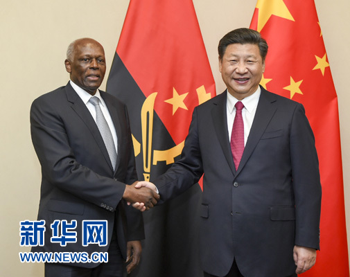 12月3日，國(guó)家主席習(xí)近平在約翰內(nèi)斯堡會(huì)見(jiàn)安哥拉總統(tǒng)多斯桑托斯。 新華社記者 謝環(huán)馳 攝