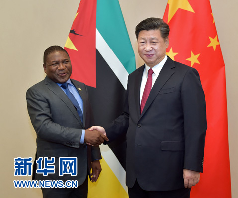 12月3日，國(guó)家主席習(xí)近平在約翰內(nèi)斯堡會(huì)見(jiàn)莫桑比克總統(tǒng)紐西。新華社記者 李濤 攝 