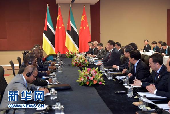 12月3日，國(guó)家主席習(xí)近平在約翰內(nèi)斯堡會(huì)見(jiàn)莫桑比克總統(tǒng)紐西。新華社記者 李濤 攝 