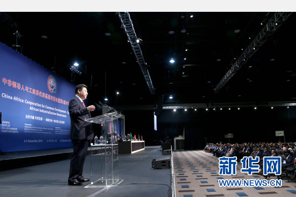 12月4日，國(guó)家主席習(xí)近平在約翰內(nèi)斯堡出席中非領(lǐng)導(dǎo)人與工商界代表高層對(duì)話會(huì)暨第五屆中非企業(yè)家大會(huì)閉幕式并發(fā)表題為《攜手共進(jìn)，譜寫(xiě)中非合作新篇章》的重要講話。新華社記者 姚大偉 攝