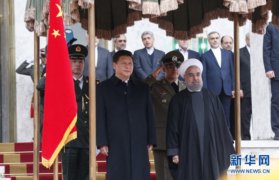 1月23日，國(guó)家主席習(xí)近平同伊朗總統(tǒng)魯哈尼在德黑蘭薩德阿巴德王宮舉行會(huì)談。這是會(huì)談前，習(xí)近平主席出席魯哈尼總統(tǒng)舉行的隆重歡迎儀式。新華社記者 鞠鵬 攝
