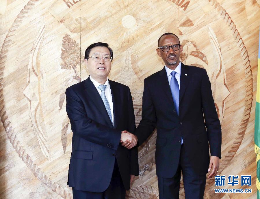 3月22日至23日，全國(guó)人大常委會(huì)委員長(zhǎng)張德江對(duì)盧旺達(dá)進(jìn)行正式友好訪問(wèn)。這是3月23日，張德江在盧旺達(dá)首都基加利會(huì)見(jiàn)盧旺達(dá)總統(tǒng)卡加梅。新華社記者 丁林 攝