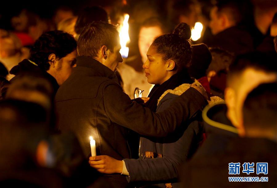 (國(guó)際)(1)布魯塞爾機(jī)場(chǎng)工作人員悼念恐襲遇難者