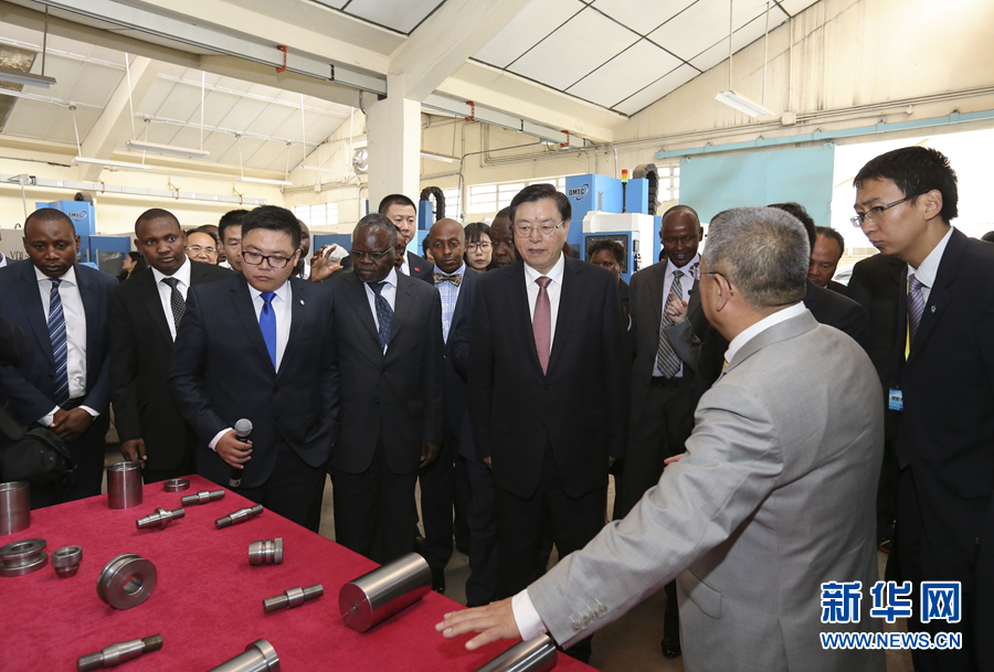 這是3月25日，張德江在肯尼亞首都內(nèi)羅畢考察中肯職業(yè)教育合作示范中心。 新華社記者丁林?jǐn)z