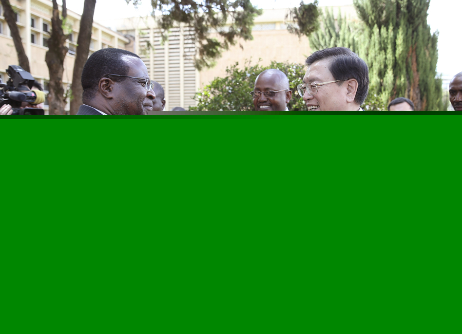 這是3月24日，張德江在肯尼亞首都內(nèi)羅畢與肯尼亞參議長埃蘇羅舉行會談。 新華社記者馬占成攝