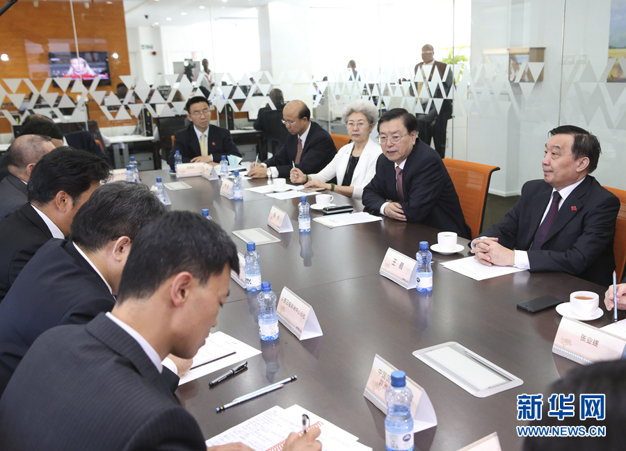 這是3月25日，張德江在肯尼亞首都內(nèi)羅畢考察中央電視臺非洲分臺并接見中央媒體駐非洲機構(gòu)負責(zé)人。 新華社記者馬占成攝