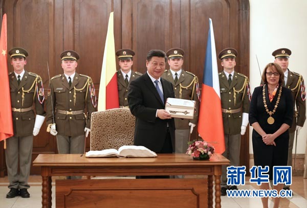 當(dāng)?shù)貢r(shí)間3月29日，國(guó)家主席習(xí)近平在捷克布拉格會(huì)見布拉格市長(zhǎng)科爾娜喬娃，并接受科爾娜喬娃代表該市贈(zèng)予的城市鑰匙。 新華社記者 龐興雷攝