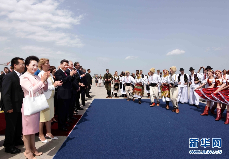 6月17日，國家主席習近平乘專機抵達貝爾格萊德，開始對塞爾維亞共和國進行國事訪問。塞爾維亞民眾跳起歡快熱情的傳統(tǒng)舞蹈科羅舞熱烈歡迎習近平和夫人彭麗媛到訪。新華社記者 饒愛民 攝 