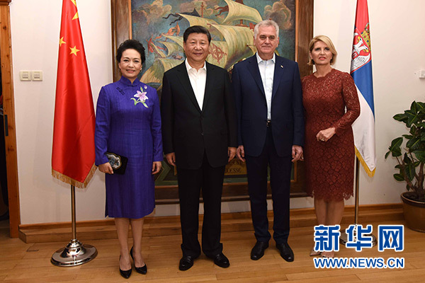 當(dāng)?shù)貢r間6月17日，國家主席習(xí)近平同塞爾維亞總統(tǒng)尼科利奇在貝爾格萊德舉行會晤。這是習(xí)近平和夫人彭麗媛同尼科利奇夫婦在和平別墅合影。新華社記者饒愛民攝