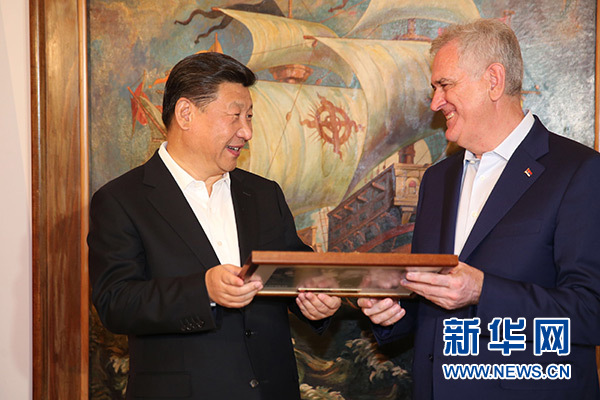 當(dāng)?shù)貢r間6月17日，國家主席習(xí)近平同塞爾維亞總統(tǒng)尼科利奇在貝爾格萊德舉行會晤。這是尼科利奇向習(xí)近平贈送紀(jì)念品。新華社記者饒愛民攝