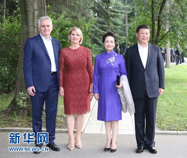 當(dāng)?shù)貢r間6月17日，國家主席習(xí)近平同塞爾維亞總統(tǒng)尼科利奇在貝爾格萊德舉行會晤。這是習(xí)近平和夫人彭麗媛同尼科利奇夫婦在和平別墅合影。新華社記者 丁林 攝