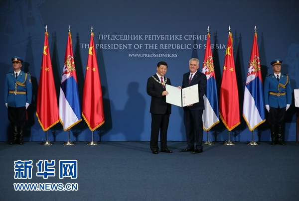 6月18日，國家主席習(xí)近平在貝爾格萊德同塞爾維亞總統(tǒng)尼科利奇舉行會談。會談后，尼科利奇向習(xí)近平授予塞爾維亞最高級別勛章&ldquo;共和國一級榮譽(yù)勛章&rdquo;，感謝習(xí)近平為中塞關(guān)系發(fā)展作出的杰出貢獻(xiàn)。新華社記者蘭紅光攝 