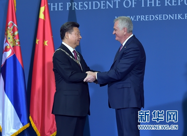 6月18日，國家主席習(xí)近平在貝爾格萊德同塞爾維亞總統(tǒng)尼科利奇舉行會談。會談后，尼科利奇向習(xí)近平授予塞爾維亞最高級別勛章&ldquo;共和國一級榮譽(yù)勛章&rdquo;，感謝習(xí)近平為中塞關(guān)系發(fā)展作出的杰出貢獻(xiàn)。新華社記者 李濤 攝 
