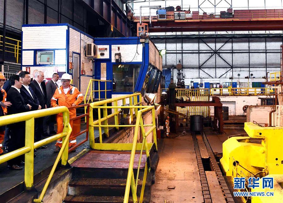 6月19日上午，國家主席習(xí)近平在貝爾格萊德參觀河鋼集團塞爾維亞斯梅代雷沃鋼廠。 新華社記者 饒愛民 攝