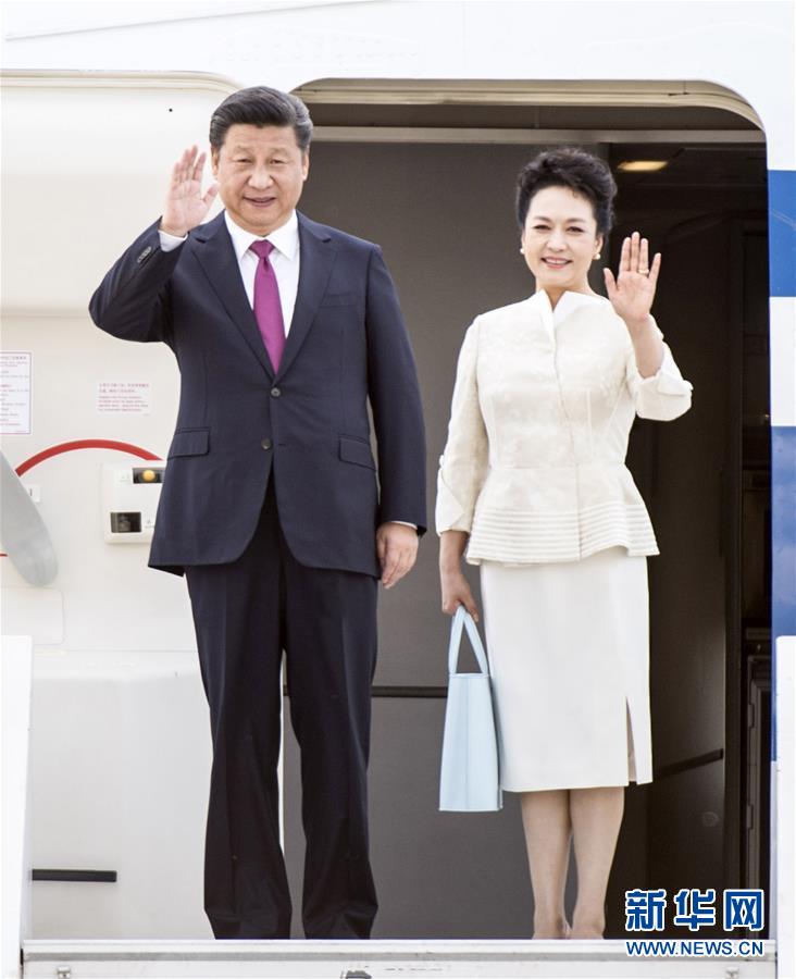 6月19日，國(guó)家主席習(xí)近平抵達(dá)華沙，開始對(duì)波蘭共和國(guó)進(jìn)行國(guó)事訪問。這是習(xí)近平和夫人彭麗媛步出艙門。 新華社記者 謝環(huán)馳 攝 