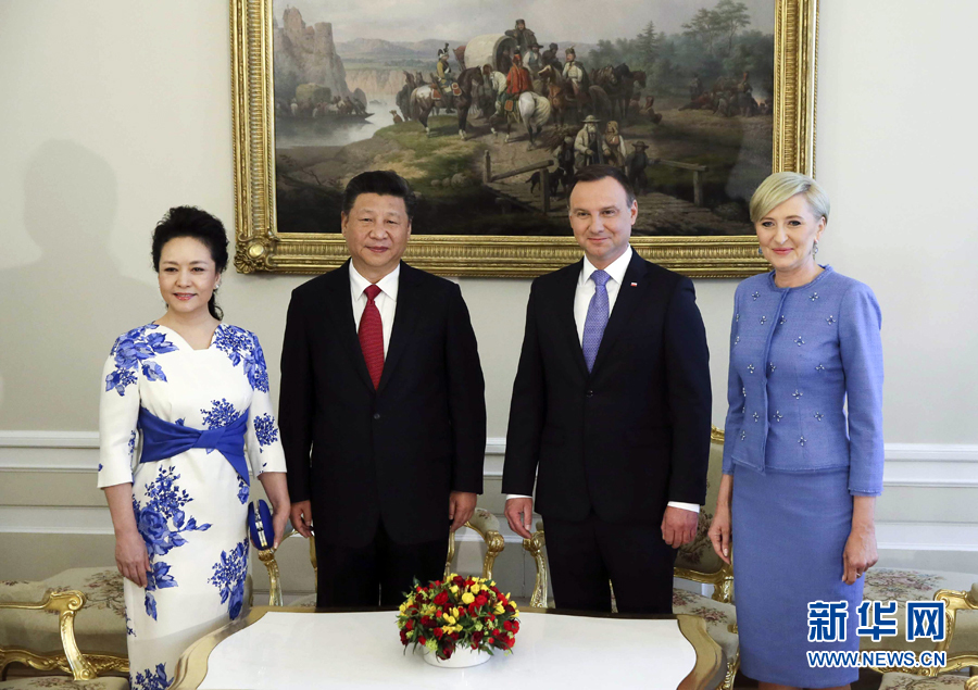 6月20日，國家主席習(xí)近平出席波蘭總統(tǒng)杜達(dá)在華沙總統(tǒng)府舉行的隆重歡迎儀式。歡迎儀式后，習(xí)近平和夫人彭麗媛同杜達(dá)和夫人阿加塔簡短寒暄。新華社記者 蘭紅光 攝