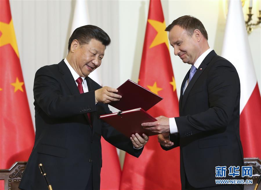 6月20日，國(guó)家主席習(xí)近平在華沙同波蘭總統(tǒng)杜達(dá)舉行會(huì)談。這是會(huì)談后，兩國(guó)元首共同簽署《中華人民共和國(guó)和波蘭共和國(guó)關(guān)于建立全面戰(zhàn)略伙伴關(guān)系的聯(lián)合聲明》。新華社記者蘭紅光攝