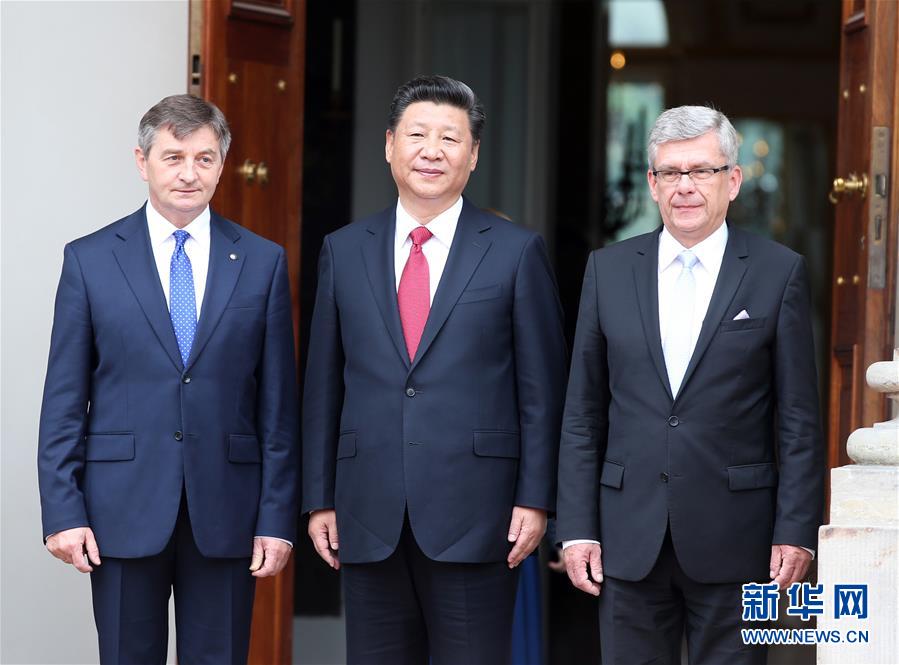 6月20日，國(guó)家主席習(xí)近平在華沙瓦津基公園水上宮殿會(huì)見(jiàn)波蘭參議長(zhǎng)卡切夫斯基（右）和眾議長(zhǎng)庫(kù)赫欽斯基。 新華社記者 姚大偉 攝  