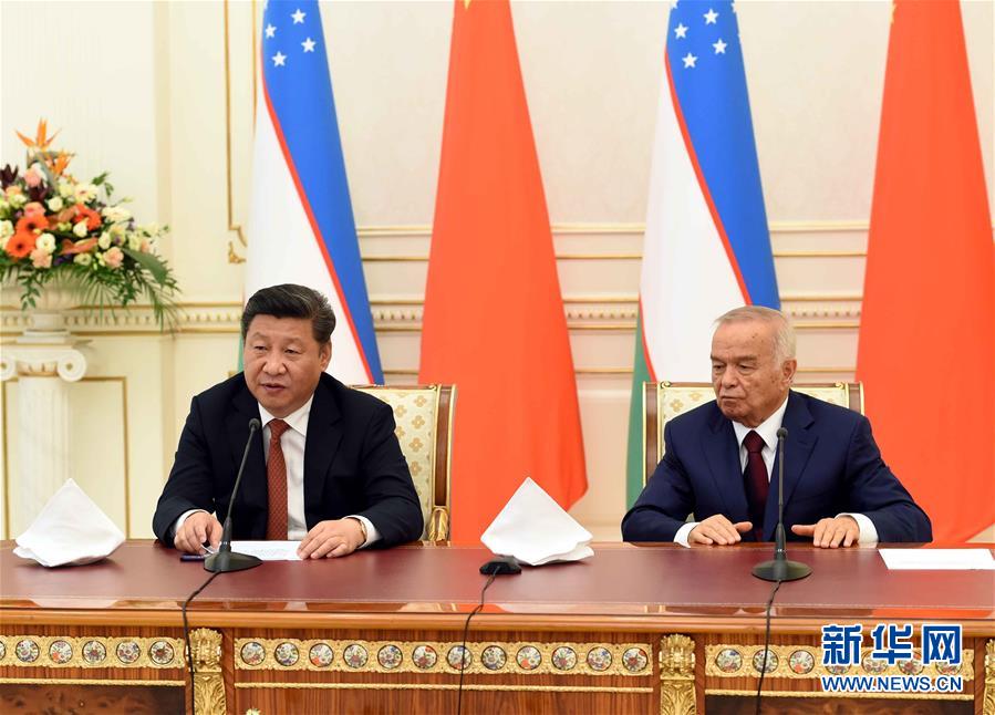 6月22日，國家主席習(xí)近平在塔什干庫克薩萊國賓館同烏茲別克斯坦總統(tǒng)卡里莫夫舉行會談。會談后，兩國元首共同會見記者。 新華社記者饒愛民攝