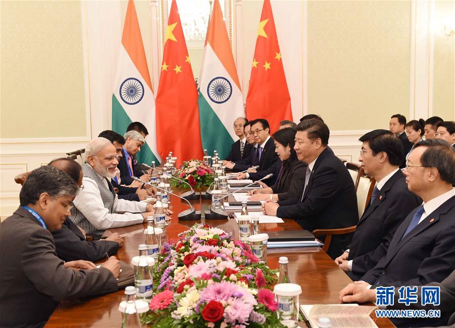 6月23日，國(guó)家主席習(xí)近平在烏茲別克斯坦塔什干會(huì)見印度總理莫迪。新華社記者 饒愛民攝