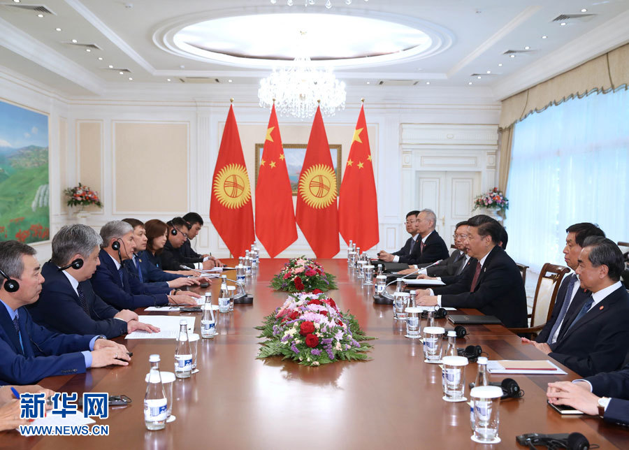 6月24日，國家主席習近平在烏茲別克斯坦塔什干會見吉爾吉斯斯坦總統(tǒng)阿坦巴耶夫。 新華社記者 馬占成 攝