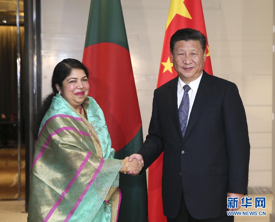 10月14日，國(guó)家主席習(xí)近平在達(dá)卡會(huì)見(jiàn)孟加拉國(guó)國(guó)民議會(huì)議長(zhǎng)喬杜里。 新華社記者蘭紅光攝 