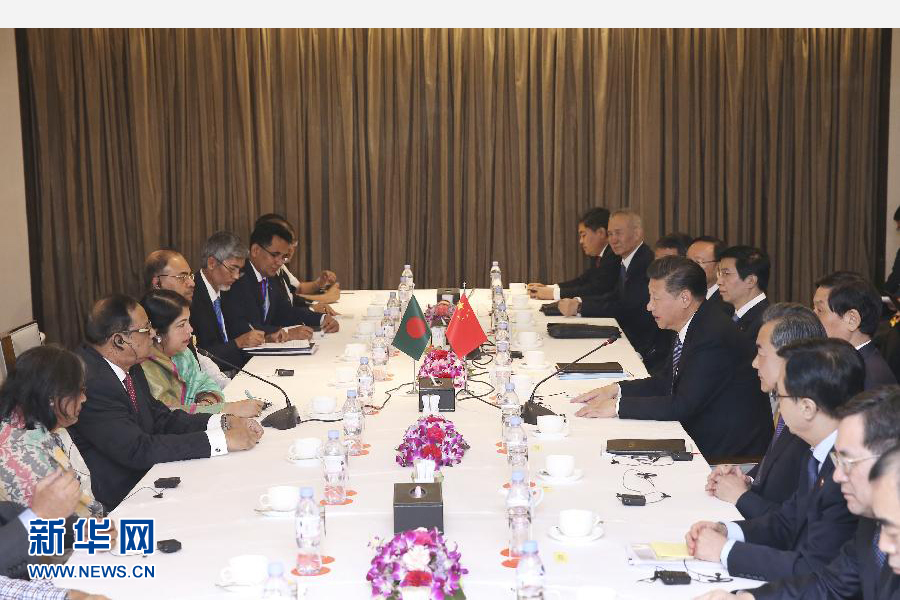 10月14日，國(guó)家主席習(xí)近平在達(dá)卡會(huì)見(jiàn)孟加拉國(guó)國(guó)民議會(huì)議長(zhǎng)喬杜里。 新華社記者龐興雷攝 