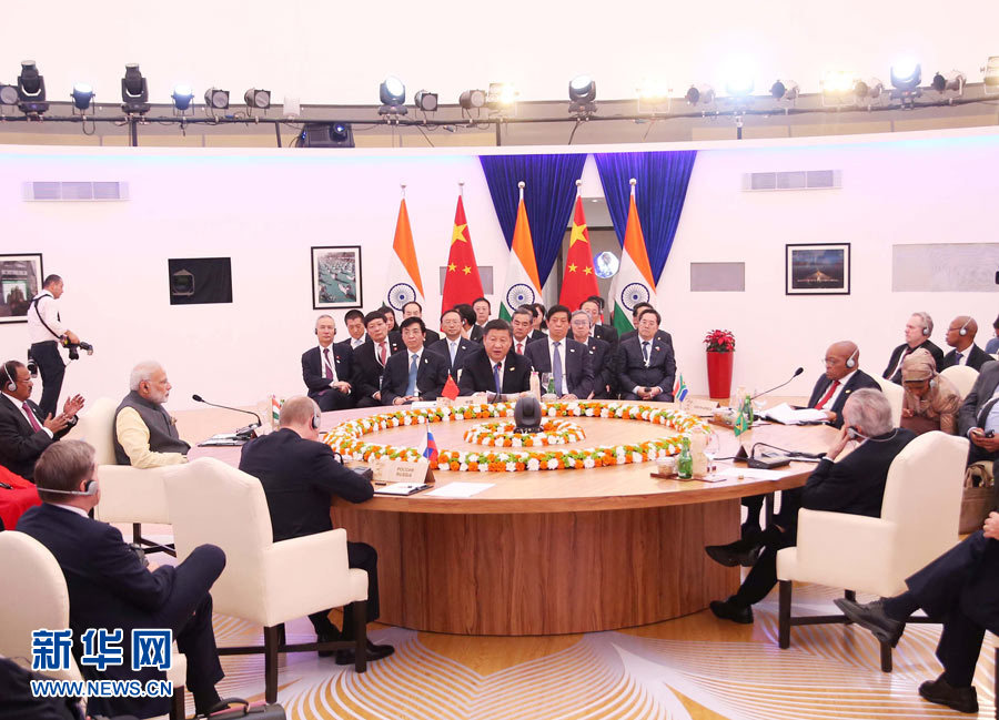 10月16日，金磚國(guó)家領(lǐng)導(dǎo)人第八次會(huì)晤在印度果阿舉行。中國(guó)國(guó)家主席習(xí)近平、印度總理莫迪、南非總統(tǒng)祖馬、巴西總統(tǒng)特梅爾、俄羅斯總統(tǒng)普京出席。習(xí)近平發(fā)表題為《堅(jiān)定信心　共謀發(fā)展》的重要講話。新華社記者姚大偉攝 