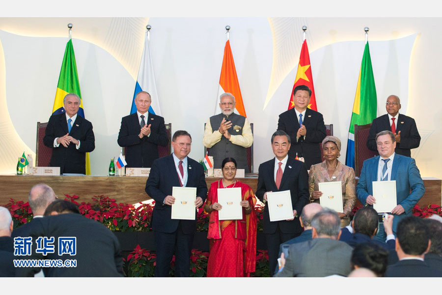 10月16日，金磚國(guó)家領(lǐng)導(dǎo)人第八次會(huì)晤在印度果阿舉行。中國(guó)國(guó)家主席習(xí)近平、印度總理莫迪、南非總統(tǒng)祖馬、巴西總統(tǒng)特梅爾、俄羅斯總統(tǒng)普京出席。這是會(huì)晤結(jié)束后，5國(guó)領(lǐng)導(dǎo)人共同見(jiàn)證合作文件的簽署，并出席聯(lián)合記者會(huì)。新華社記者謝環(huán)馳攝 