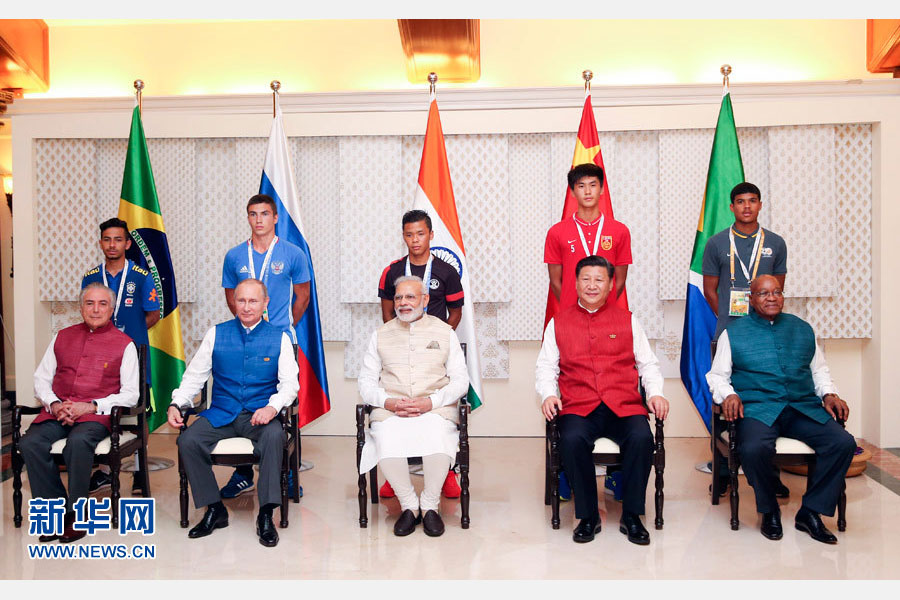 10月15日，國(guó)家主席習(xí)近平與印度總理莫迪、南非總統(tǒng)祖馬、巴西總統(tǒng)特梅爾、俄羅斯總統(tǒng)普京在印度果阿同參加金磚國(guó)家17歲以下少年足球賽的各國(guó)代表隊(duì)隊(duì)長(zhǎng)合影。新華社記者姚大偉攝 