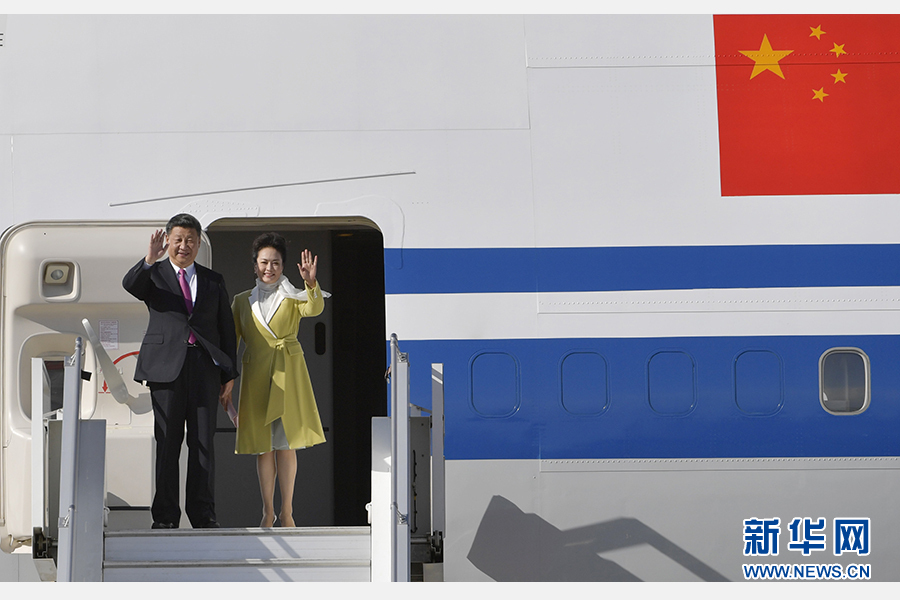 當(dāng)?shù)貢r(shí)間11月17日，國(guó)家主席習(xí)近平乘專機(jī)抵達(dá)基多，開(kāi)始對(duì)厄瓜多爾共和國(guó)進(jìn)行國(guó)事訪問(wèn)。這是習(xí)近平與夫人彭麗媛向歡迎人群揮手致意。新華社記者 王曄 攝 