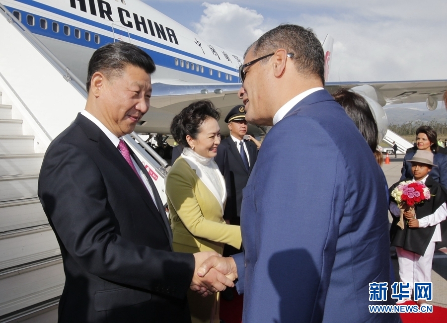 當(dāng)?shù)貢r(shí)間11月17日，國(guó)家主席習(xí)近平乘專機(jī)抵達(dá)基多，開(kāi)始對(duì)厄瓜多爾共和國(guó)進(jìn)行國(guó)事訪問(wèn)。厄瓜多爾總統(tǒng)科雷亞和夫人馬勒布等在舷梯旁熱情迎接習(xí)近平和夫人彭麗媛。新華社記者 鞠鵬 攝