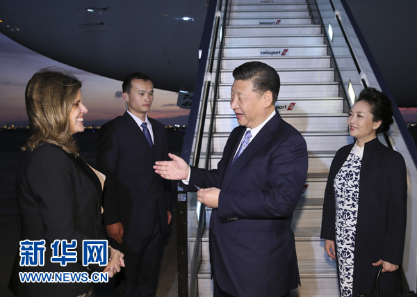當(dāng)?shù)貢r(shí)間11月18日，國(guó)家主席習(xí)近平抵達(dá)利馬，出席亞太經(jīng)合組織第二十四次領(lǐng)導(dǎo)人非正式會(huì)議并對(duì)秘魯共和國(guó)進(jìn)行國(guó)事訪問。習(xí)近平和夫人彭麗媛受到秘魯副總統(tǒng)阿勞斯等熱情迎接。新華社記者 蘭紅光 攝