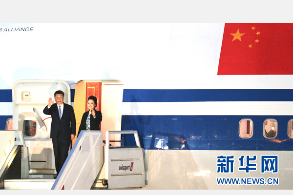 當(dāng)?shù)貢r(shí)間11月18日，國(guó)家主席習(xí)近平抵達(dá)利馬，出席亞太經(jīng)合組織第二十四次領(lǐng)導(dǎo)人非正式會(huì)議并對(duì)秘魯共和國(guó)進(jìn)行國(guó)事訪問。習(xí)近平和夫人彭麗媛受到秘魯副總統(tǒng)阿勞斯等熱情迎接。新華社記者 丁林 攝