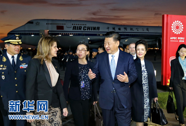 當(dāng)?shù)貢r(shí)間11月18日，國(guó)家主席習(xí)近平抵達(dá)利馬，出席亞太經(jīng)合組織第二十四次領(lǐng)導(dǎo)人非正式會(huì)議并對(duì)秘魯共和國(guó)進(jìn)行國(guó)事訪問。習(xí)近平和夫人彭麗媛受到秘魯副總統(tǒng)阿勞斯等熱情迎接。新華社記者 鞠鵬 攝