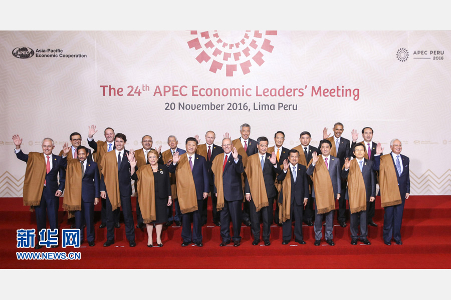 11月20日，亞太經(jīng)合組織第二十四次領(lǐng)導(dǎo)人非正式會(huì)議在秘魯利馬舉行。國(guó)家主席習(xí)近平出席并發(fā)表題為《面向未來(lái)開(kāi)拓進(jìn)取促進(jìn)亞太發(fā)展繁榮》的重要講話(huà)。這是會(huì)議期間，國(guó)家主席習(xí)近平同其他亞太經(jīng)合組織成員經(jīng)濟(jì)體領(lǐng)導(dǎo)人、代表合影。 新華社記者 丁林 攝