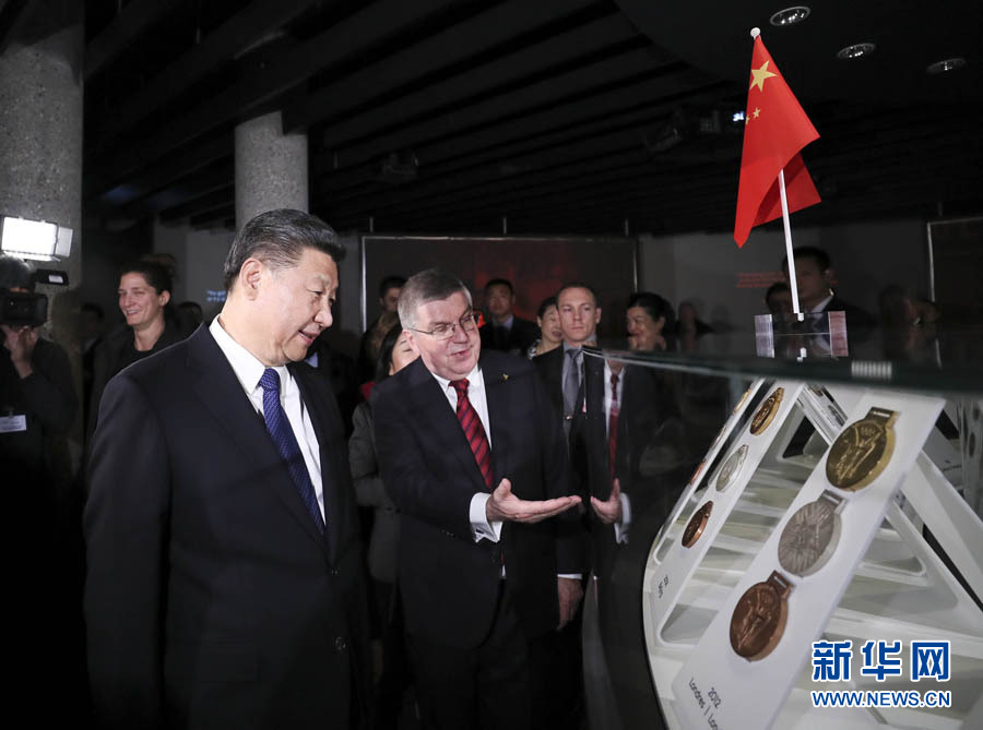 1月18日，國家主席習近平在瑞士洛桑國際奧林匹克博物館會見國際奧林匹克委員會主席巴赫。這是會見后，習近平在巴赫陪同下參觀往屆奧運會獎牌展。新華社記者 蘭紅光 攝