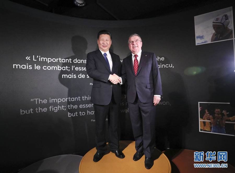 1月18日，國家主席習近平在瑞士洛桑國際奧林匹克博物館會見國際奧林匹克委員會主席巴赫。這是習近平和巴赫在奧運冠軍領獎臺上合影。新華社記者 蘭紅光 攝