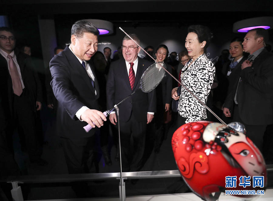 1月18日，國家主席習近平在瑞士洛桑國際奧林匹克博物館會見國際奧林匹克委員會主席巴赫。這是習近平在巴赫陪同下，參觀羽毛球世界冠軍李玲蔚用過的球拍。新華社記者 蘭紅光 攝