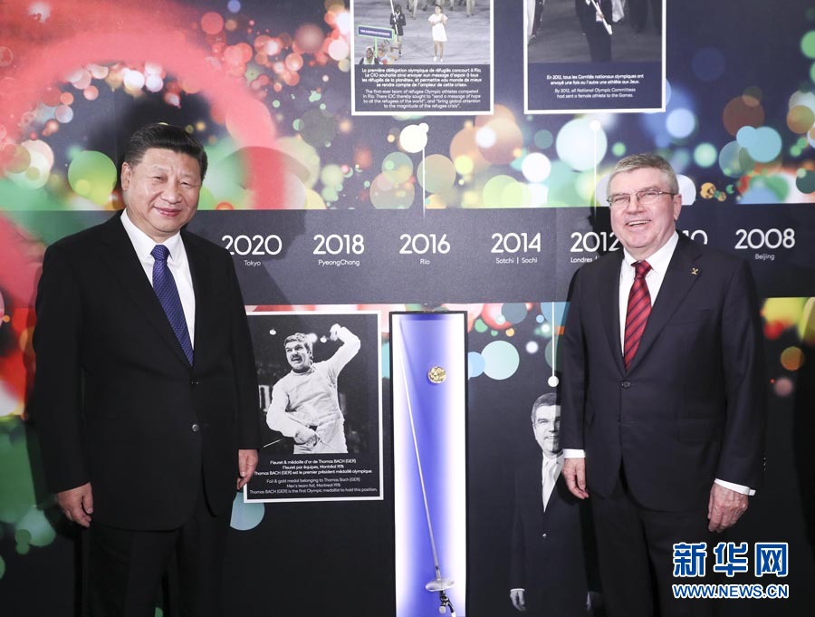 1月18日，國家主席習近平在瑞士洛桑國際奧林匹克博物館會見國際奧林匹克委員會主席巴赫。這是習近平與巴赫在巴赫作為擊劍運動員參加奧運會的照片前合影。新華社記者 蘭紅光 攝