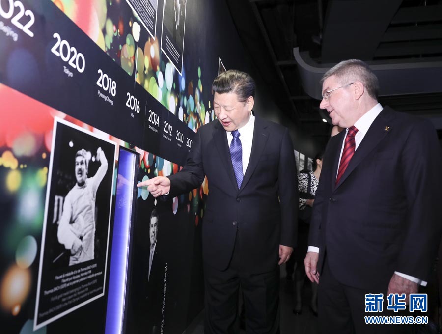1月18日，國家主席習近平在瑞士洛桑國際奧林匹克博物館會見國際奧林匹克委員會主席巴赫。這是習近平在巴赫陪同下，參觀巴赫作為擊劍運動員參加奧運會的照片。新華社記者 蘭紅光 攝