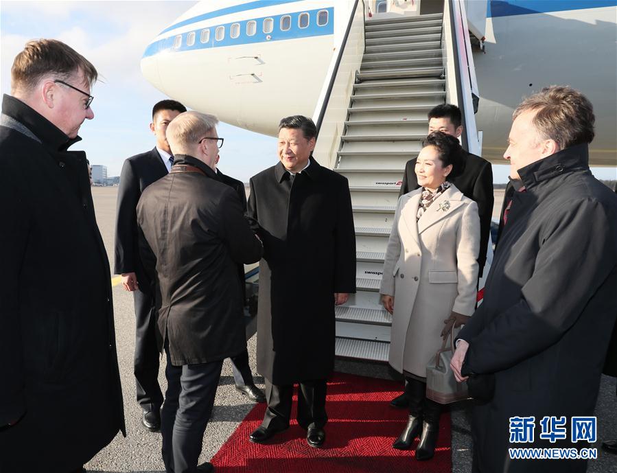 4月4日，國(guó)家主席習(xí)近平乘專機(jī)抵達(dá)赫爾辛基，開始對(duì)芬蘭共和國(guó)進(jìn)行國(guó)事訪問。這是芬蘭政府代表、農(nóng)業(yè)與環(huán)境部長(zhǎng)蒂利凱寧等在舷梯旁熱情迎接習(xí)近平和夫人彭麗媛。新華社記者 蘭紅光 攝 