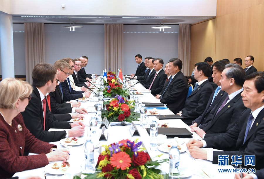 4月5日，國(guó)家主席習(xí)近平在赫爾辛基會(huì)見(jiàn)芬蘭總理西比萊。 新華社記者饒愛(ài)民 攝 