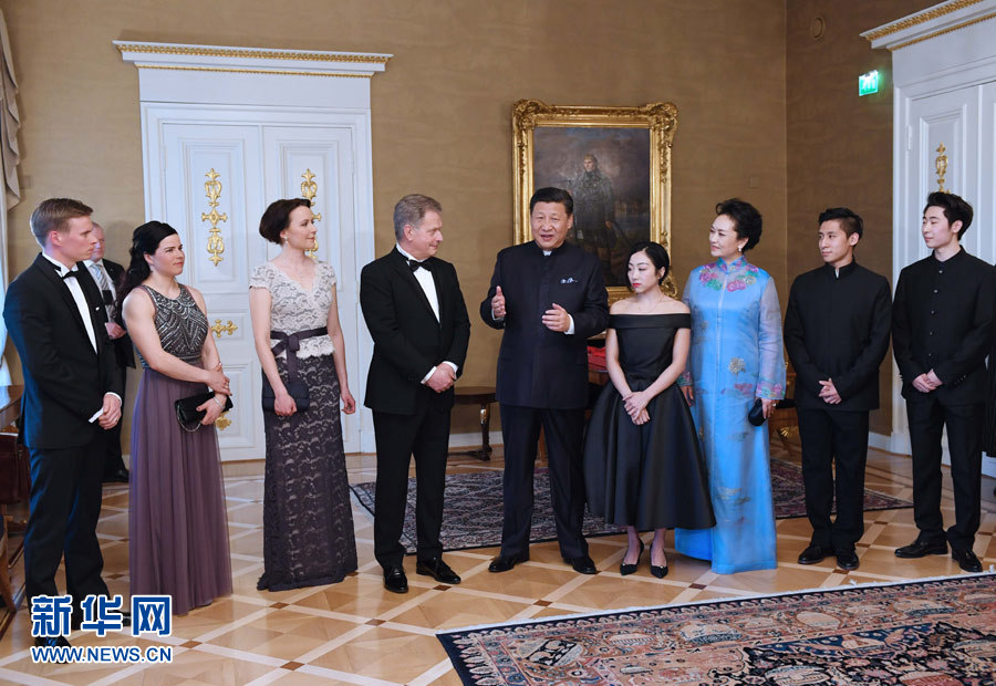 當?shù)貢r間4月5日晚，國家主席習近平和芬蘭總統(tǒng)尼尼斯托在赫爾辛基共同會見剛剛參加完2017年世界花樣滑冰錦標賽的中芬兩國冰雪運動員代表。習近平夫人彭麗媛和尼尼斯托夫人豪吉歐參加會見。新華社記者 饒愛民 攝