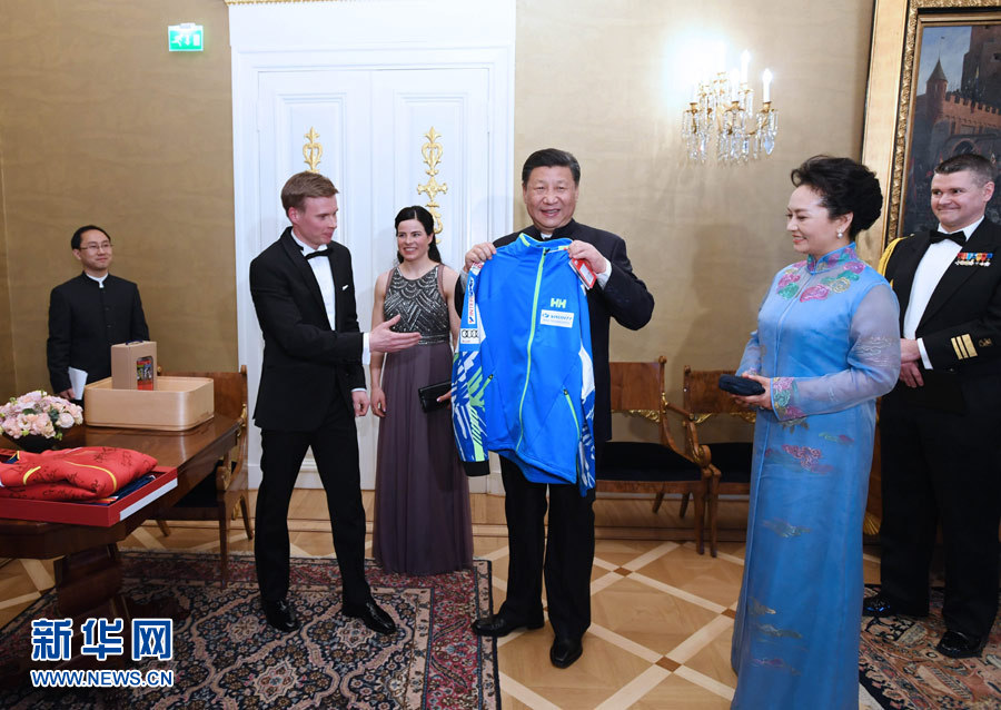 當?shù)貢r間4月5日晚，國家主席習近平和芬蘭總統(tǒng)尼尼斯托在赫爾辛基共同會見剛剛參加完2017年世界花樣滑冰錦標賽的中芬兩國冰雪運動員代表。習近平夫人彭麗媛和尼尼斯托夫人豪吉歐參加會見。這是芬蘭運動員向習近平和夫人彭麗媛贈送運動衣。新華社記者 饒愛民 攝